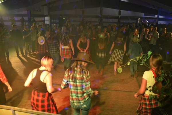 jg-westernparty-529369B359-387E-D6B3-17F9-FFE14F92E774.jpg