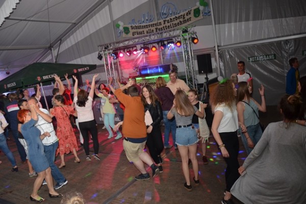 party-samstag-31A4EAB494-44DD-8530-AC57-017CBD42DA31.jpg