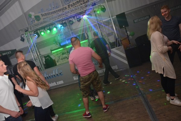 party-samstag-611BA8A3AA-52E2-6FCE-6D6A-8AB138425547.jpg