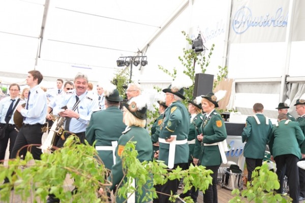 samstag-14477DEE383-541A-D6AC-FE2E-E9F017303C24.jpg